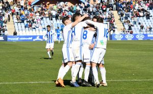 Los jugadores del Recre celebran el primer gol, obra de Iván González. / Foto: Pablo Sayago.