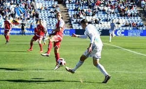 El Recre nunca dejó de insistir ante la meta del Real Murcia. / Foto: Pablo Sayago.