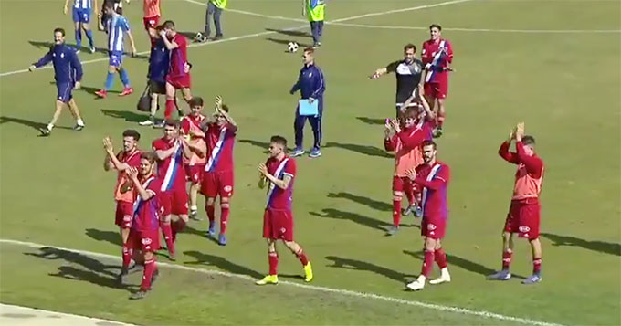 Los jugadores del Recre celebran aplauden a los aficionados albiazules que se dieron cita en el Uva Monastrell. / Foto: Captura imagen TV @footters.