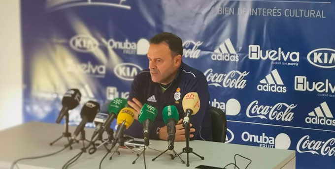 José María Salmerón, entrenador del Recre, durante la rueda de prensa. / Foto: @recreoficial.