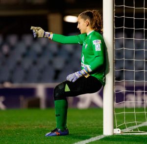 Sara Serrat, una de las destacadas, colocando la barrera. / Foto: www.lfp.es.