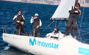 El 'Bribón-Movistar' se afianza como líder en las Barcelona Winter Series, contando en su tripulación con Ricardo Terrades (con gorra blanca) del RCMT de Punta Umbría. / Foto María Yriarte.