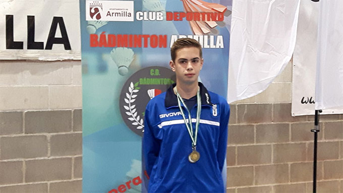 Andrés Nuviala, con las dos medallas logradas en Armilla.