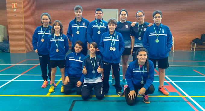 Representantes del CD Bádminton Huelva en la prueba celebrada en Isla Cristina.