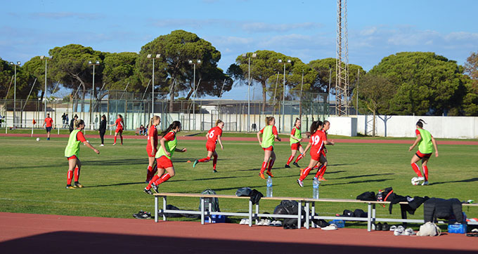 Un momento del entrenamiento del equipo helvético en las instalaciones puntaumbrieñas.