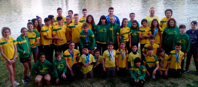 Componentes del Club Piragüismo Tartessos en la prueba celebrada en Sevilla.