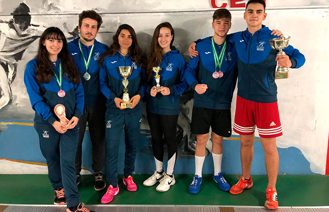 Componentes del Club Esgrima Huelva en el torneo celebrado en Utrera.