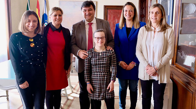 Blanca Betanzos, recibida en el Ayuntamiento de Huelva por el alcalde, Gabriel Cruz.