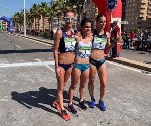 Las tres primeras clasificadas en la prueba de los 20 kilómetros del Nacional de marcha en Oropesa de Mar, con Laura García-Caro como tercera. / Foto: @atletismoRFEA.