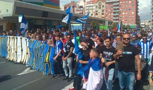 Un momento de la marcha de aficionados del Recre hacia el estadio. / Foto: @FdP_RCRH.