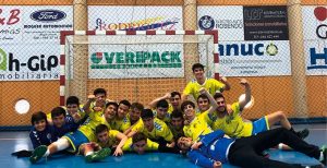 Los jugadores del juvenil del Pedro Alonso Niño celebrando el ascenso. / Foto: @CBMPAN.