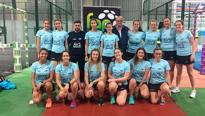 Componentes del AVS La Volea femenino que regresan de Córdoba con el ascenso en el bolsillo.