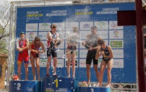 Los vencedores de la prueba de la Copa de Europa de Triatlón celebran el éxito.