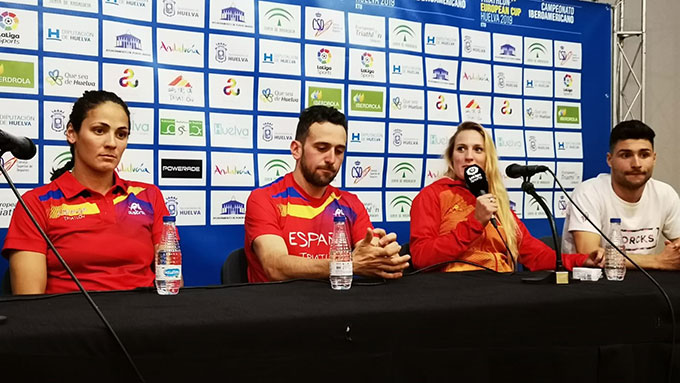 Sara Pérez Sala, Camila Alonso, Antonio Benito y Roberto Sánchez Mantecón, durante al rueda de prensa de presentación de las pruebas de triatlón de este domingo en Huelva.