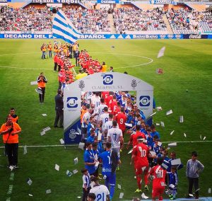 Salida de los jugadores al terreno de juego en el partido Recre-San Fernando. / Foto: @jucara71.