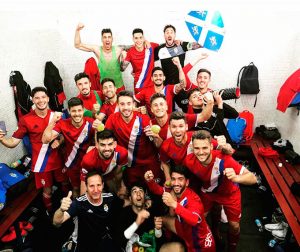 Foto ya habitual de los jugadores del Recre en el vestuario, eufóricos por la victoria.