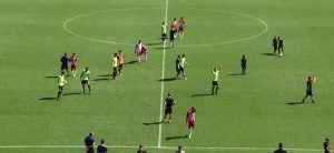 Los jugadores recreativistas saludan a sus aficionados en Almería. / Foto: Captura TV Footers.