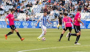 Iago Díaz fue de los jugadores del Recre más incisivos en el partido ante el Marbella. / Foto: Pablo Sayago.