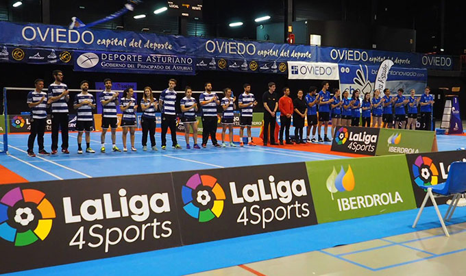 Los dos equipos, en los prolegómenos del partido. / Foto: ©CB Oviedo-Benjamín Pérez.