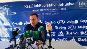 José María Salmerón, entrenador del Recreativo de Huelva, en su comparecencia ante los medios. / Foto: @recreoficial.