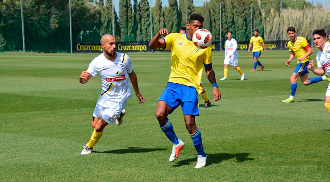 El enconado trabajo del San Roque de Lepe no tuvo premio en su partido ante el Cádiz B. / Foto: www.cadizcf.com.