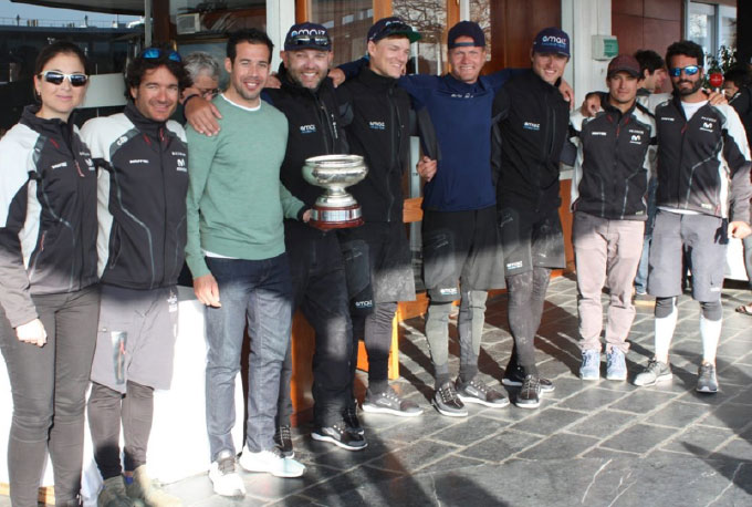 Tripulación del 'Bribón-Movistar', ganador en J80 (Ricardo Terrades, segundo por la izquierda), y del 'Amaiz Sailing Team', que lo hizo en J70. / Foto: María Yriarte.