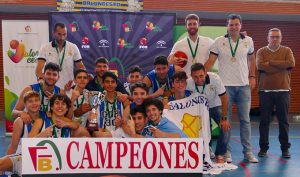 El Ciudad de Huelva, con el trofeo de campeón provincial Junior de baloncesto. / Foto: @fabhuelva.