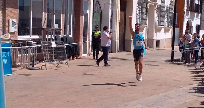 Zakaría Boufaljat entrando en la meta como ganador de la prueba.