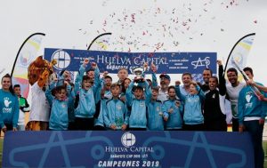 Componentes del Alhaurín de la Torre levantan la copa como ganadores en alevines en la III Huelva Capital Gañafote Cup 2019. / Foto: Arrazola.