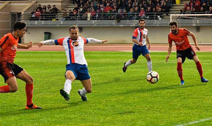 Mientras que el Aroche ya tiene un pie en la final por el ascenso, el Ayamonte tendrá que remontar al Bollullos. / Foto: J. L. Rúa.