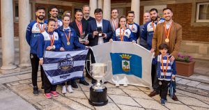 Alcalde de Huelva y componentes del Recre IES La Orden posan con la copa en el Ayuntamiento.