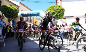 Los participantes en la carrera, a su paso por Zalamea la Real.