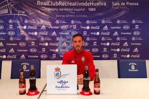 Carlos Fernández, muy contento por la acogida que ha tenido en el equipo. / Foto: @recreoficial.