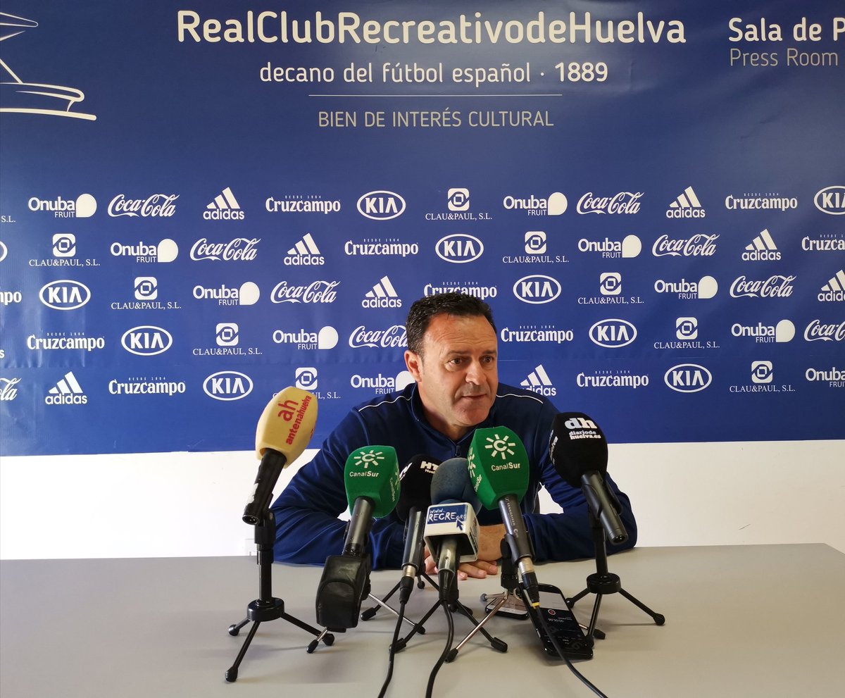 El técnico José María Salmerón, durante la rueda de prensa de este viernes. / Foto: @recreoficial.