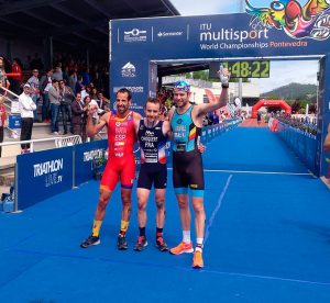 Los tres primeros en la prueba celebrada en Pontevedra, con Emilio Martín medalla de plata. / Foto: @TRIATLONSP.