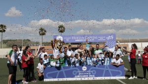 Momento en el que el Málaga levanta el trofeo como ganador del torneo en Prebenjamín.