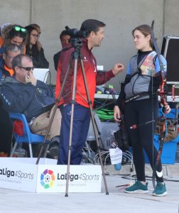 Leyre Fernández, recibiendo instrucciones de su entrenador, Agustín Rodríguez, durante la final.