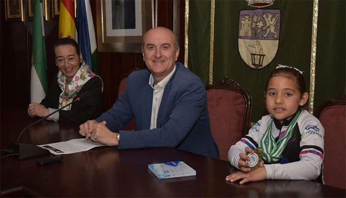 La joven patinadora lepera, Lucía Gil, durante la recepción en el Ayuntamiento de la localidad.