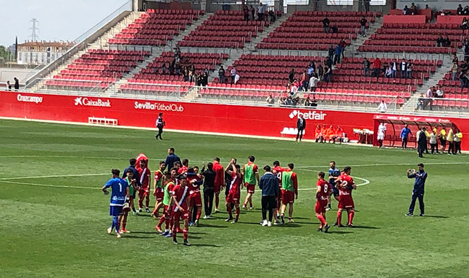 Los jugadores del Recre agradecen a su afición el apoyo durante el partido. / Foto: P. C.