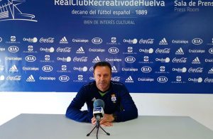 José María Salmerón, entrenador del Recreativo de Huelva, durante la rueda de prensa de este viernes. / Foto: @recreoficial.