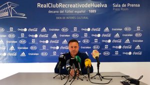 José María Salmerón, entrenador del Recre, durante la rueda de prensa. / Foto: @recreoficial.