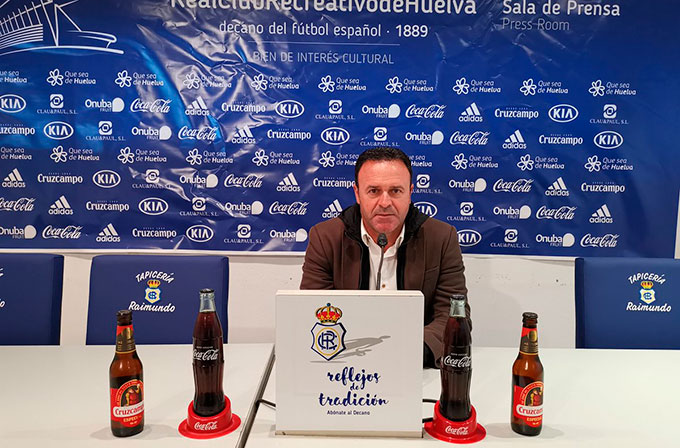 José María Salmerón, entrenador del Recre, durante la rueda de prensa. / Foto: @recreoficial.