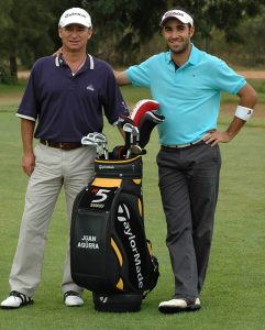 Juan Agüera, con Manu Pulido, su alumno, campeón de España universitario con la UHU. / Foto: J. L. Rúa.