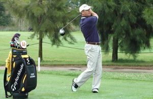 Juan Agüera, 'docente' del golf en el campo de Isla Canela. / Foto: J. L. Rúa.