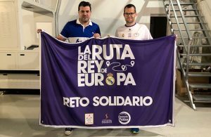 Antonio Gómez, gerente de Besten 10 (izquierda), y Antonio Bendala, uno de los protagonistas de 'La Ruta del Rey de Europa', con la bandera solidaria que portarán en Stuttgart.