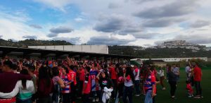 Afición y jugadores festejaron el ascenso del Aroche sobre el terreno de juego. / Foto: @ArocheCantera.