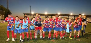 Celebración de los jugadores del Aroche el triunfo obtenido en Bollullos hace siete días. / Foto: Antonio Alcalde.