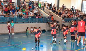 El hockey en sala, una de las actividades del curso deportivo en Ayamonte que se ha clausurado. / Foto. J. L. Rúa.