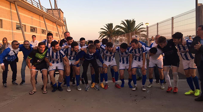 El Bollullos, con la moral a tope, recibe este domingo al Aroche en la ida de la final por el ascenso. / Foto: @Bollullos_CF.