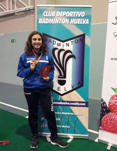 Carolina Vallejo, con la medalla obtenida en el Campeonato disputado en Mazagón.